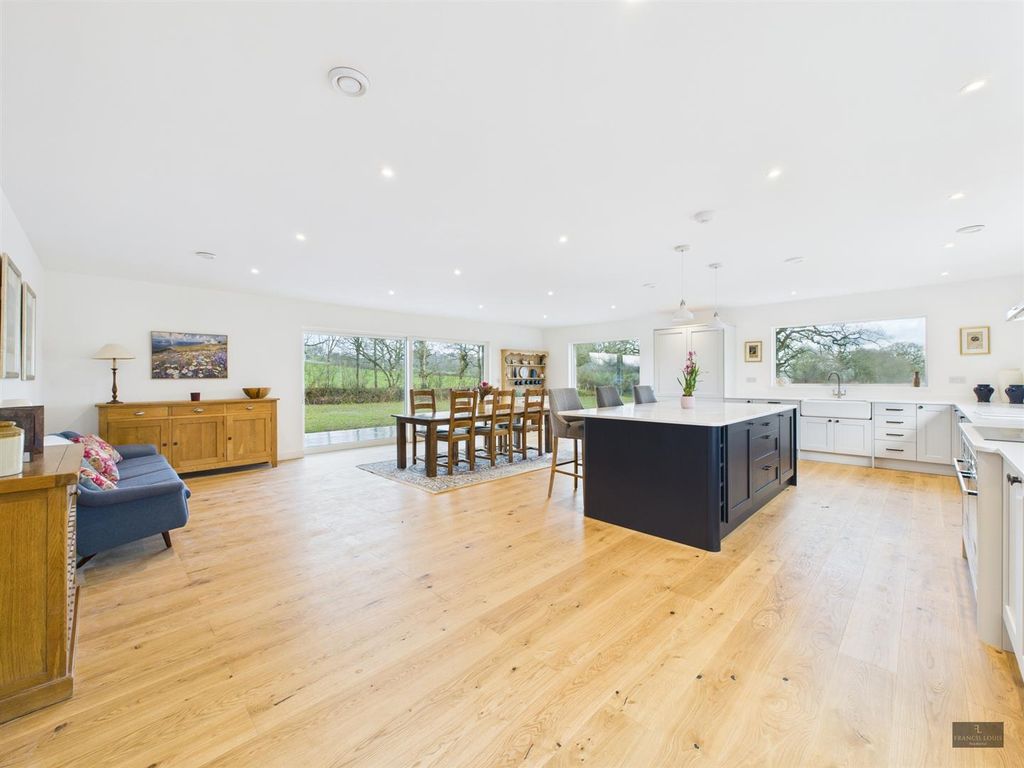 Property photo 2 of 35 Cam02887G0-Pr0589-Still024.Jpg