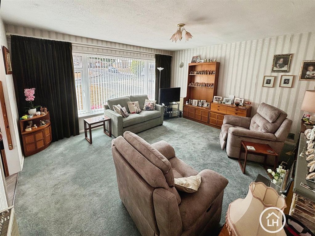 Property photo 3 of 13 Lounge