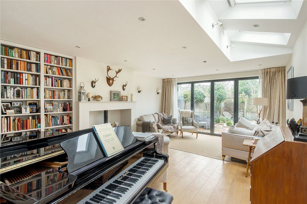 Property photo 3 of 17 Sitting Room