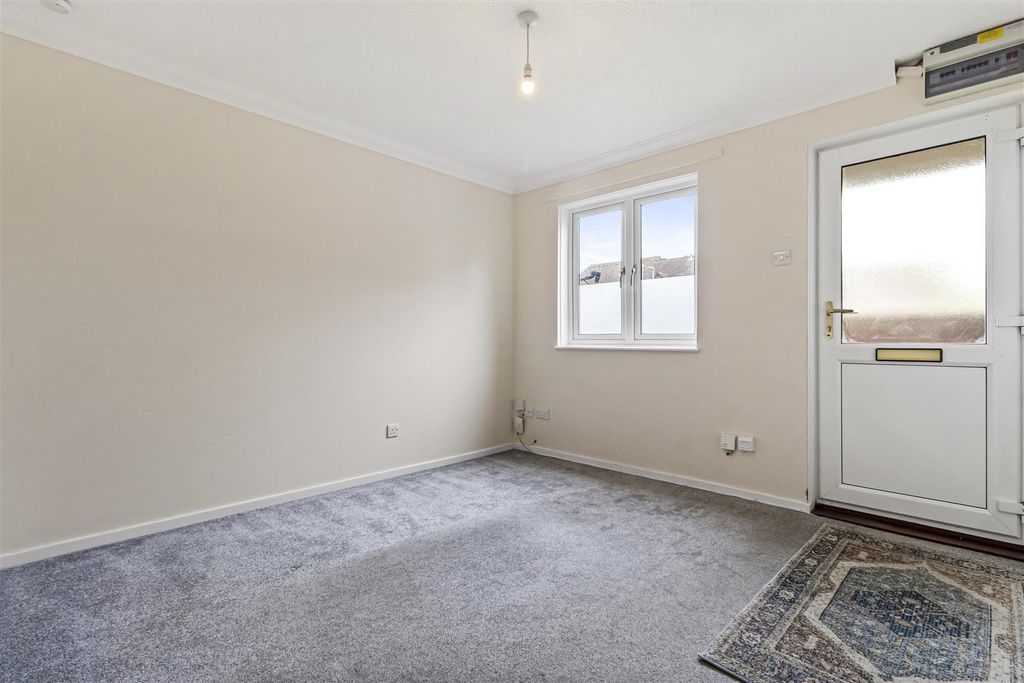 Property photo 3 of 11 69 Pilgrims Walk-002.Jpg