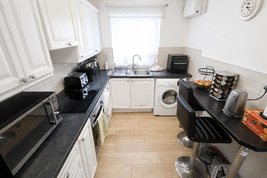 Property photo 3 of 8 Kitchen