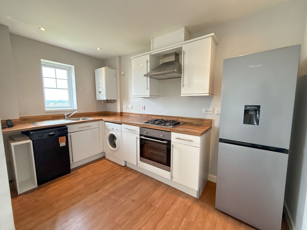 Property photo 3 of 11 Kitchen