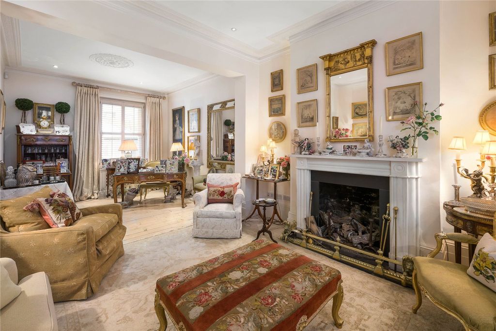 Property photo 3 of 19 Front Reception