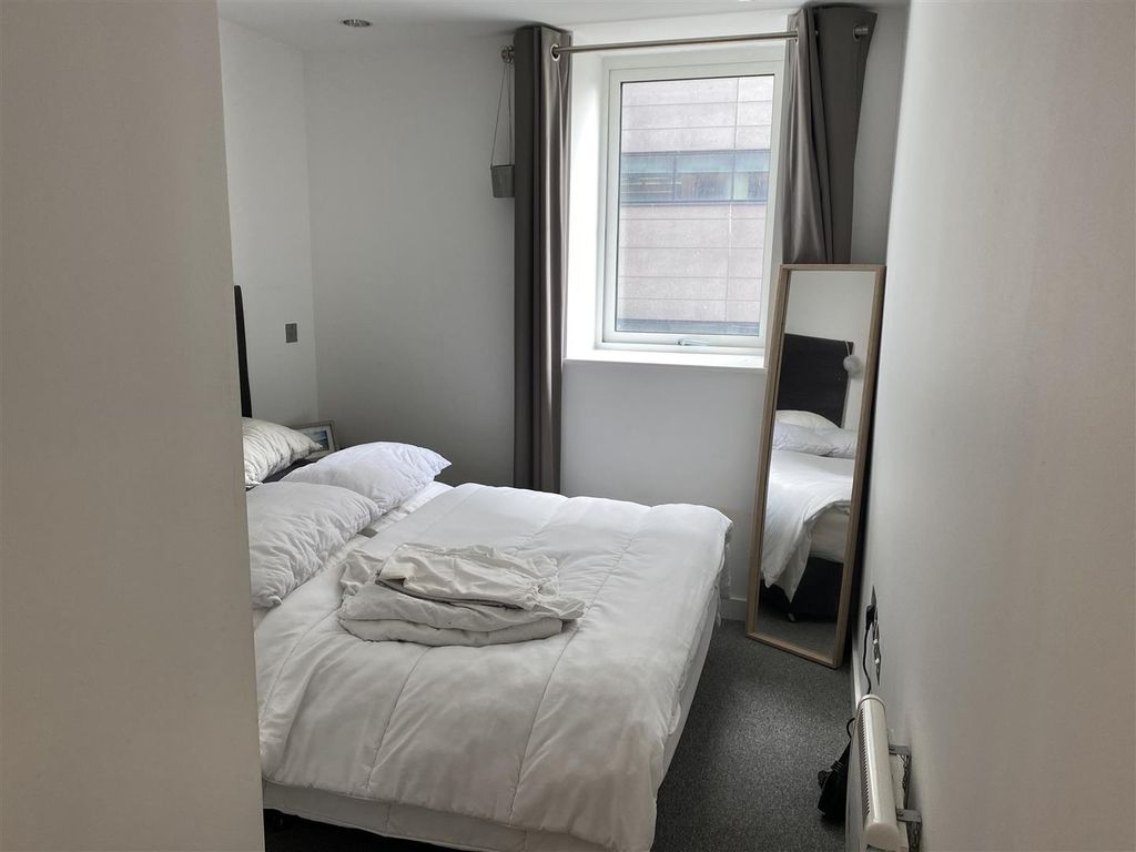 Property photo 2 of 6 Bedroom.Jpg