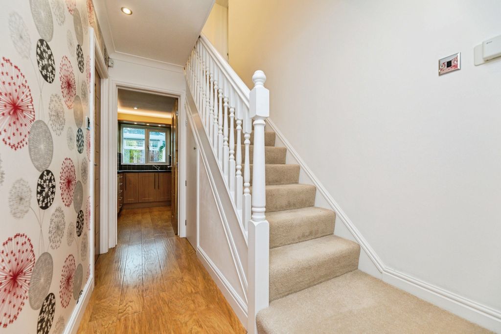 Property photo 2 of 18 Entrance Hall