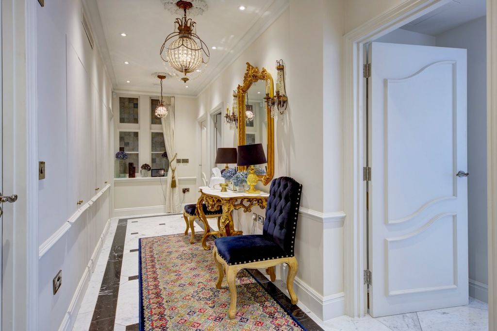Property photo 3 of 11 Hallway