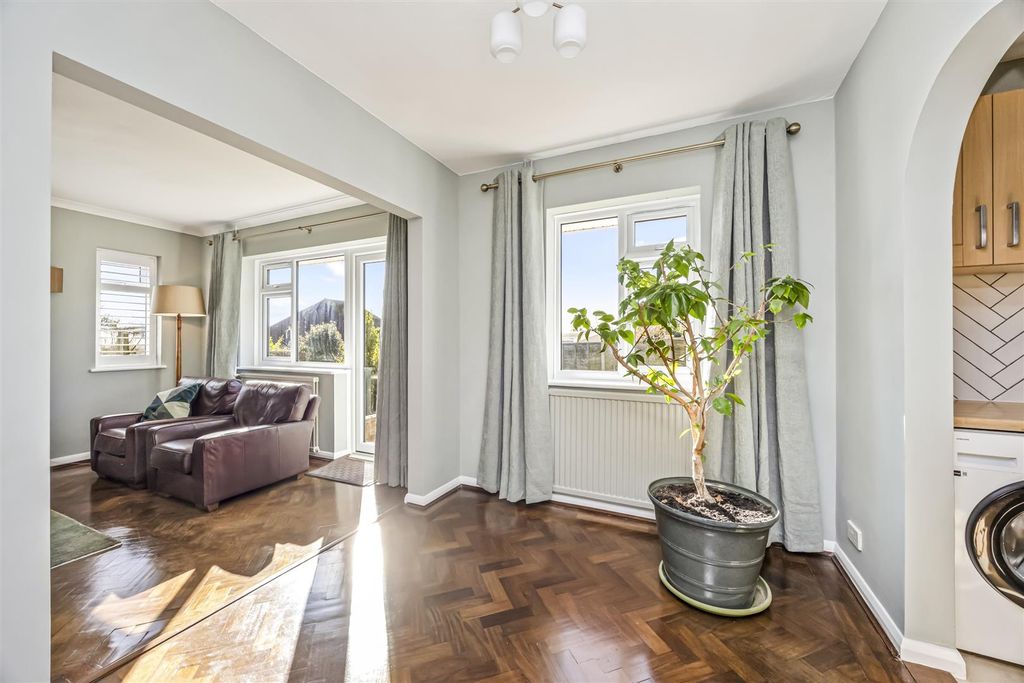 Property photo 3 of 20 Chute Avenue, 39-016.Jpg