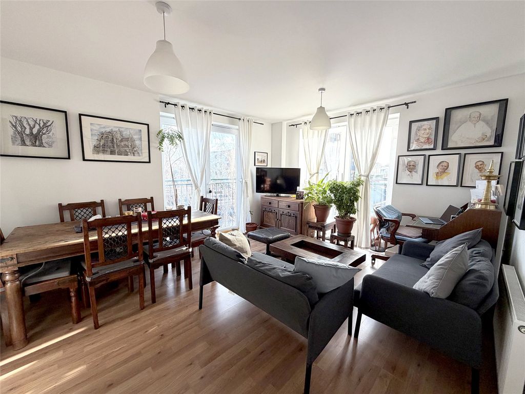 Property photo 2 of 11 Lounge