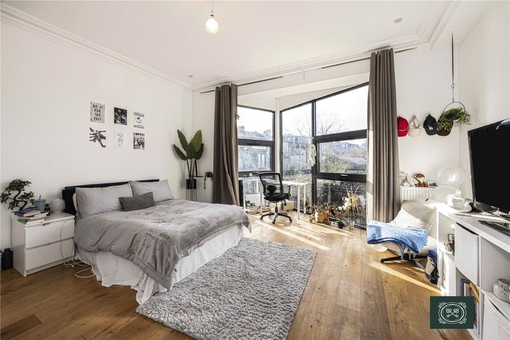 Property photo 2 of 20 Bedroom