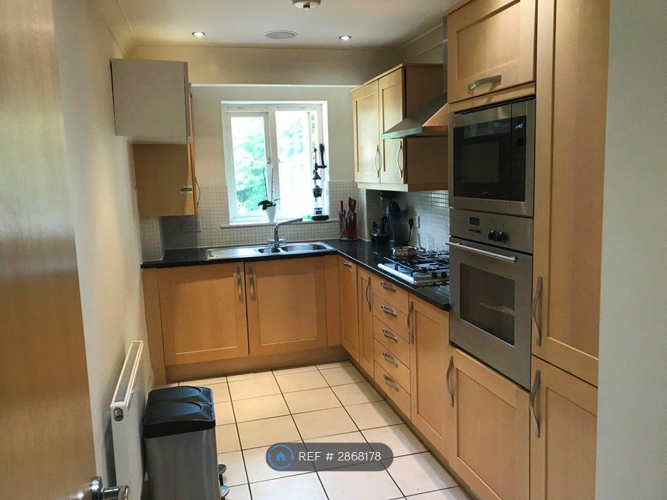 Property photo 3 of 12 Kitchen