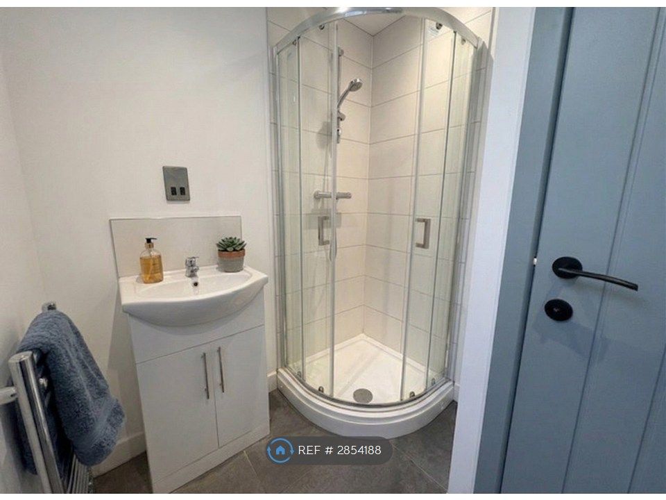 Property photo 2 of 8 Room 6 Ensuite