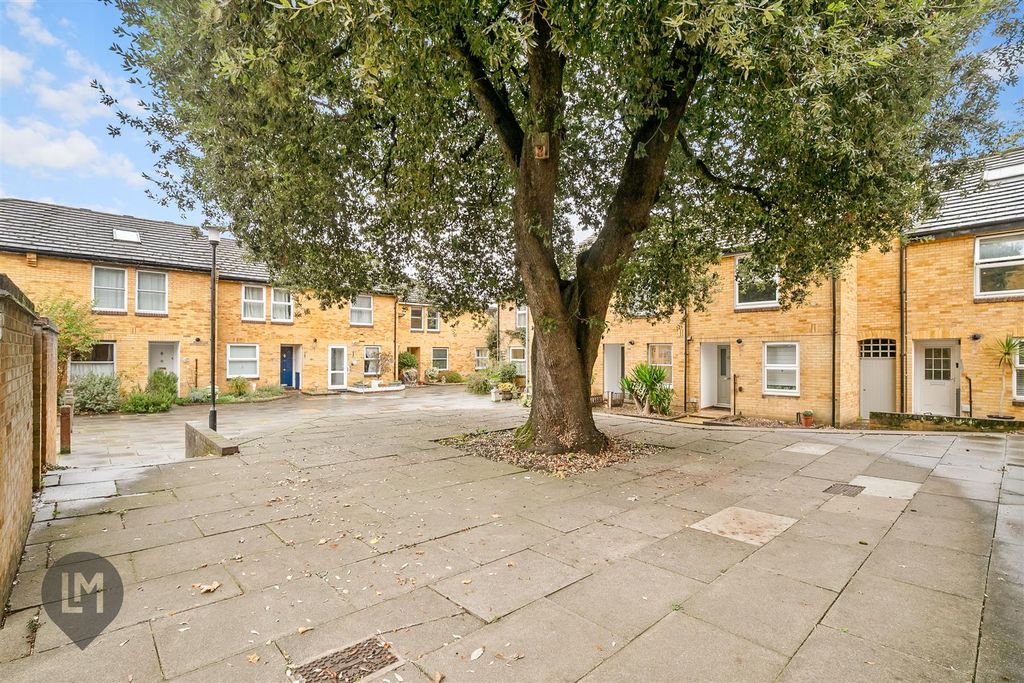 Property photo 3 of 7 External