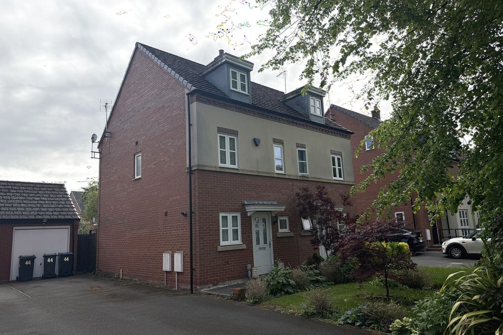 Property photo 1 of 23 2 Bedrooms + Dressing Room | Bathroom + Ensuite | Garage | Three-Storey Home