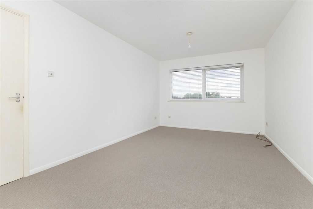 Property photo 3 of 12 Lounge