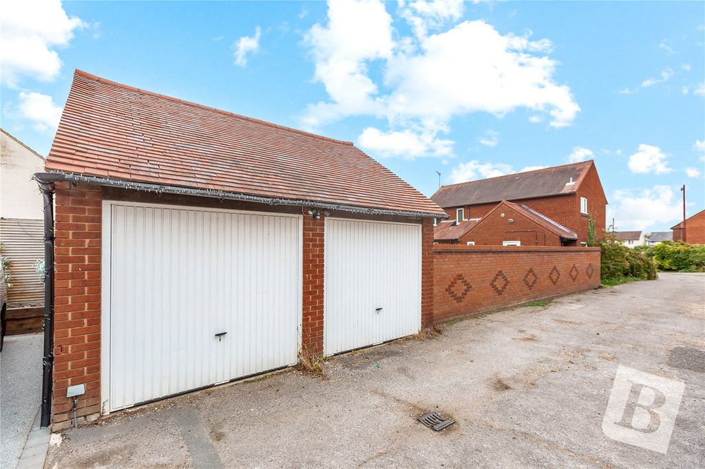 Property photo 2 of 14 Garages