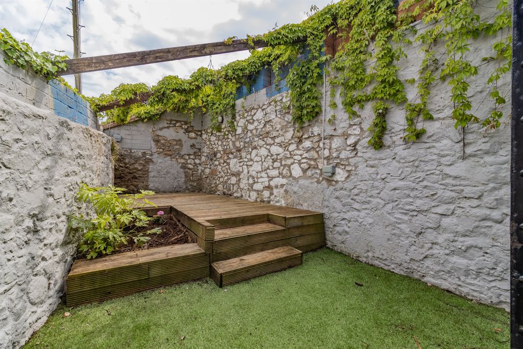 Property photo 2 of 23