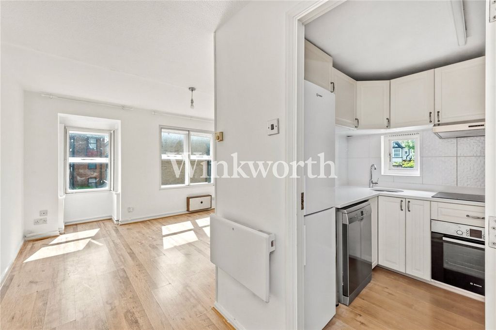 Property photo 2 of 9 Halway