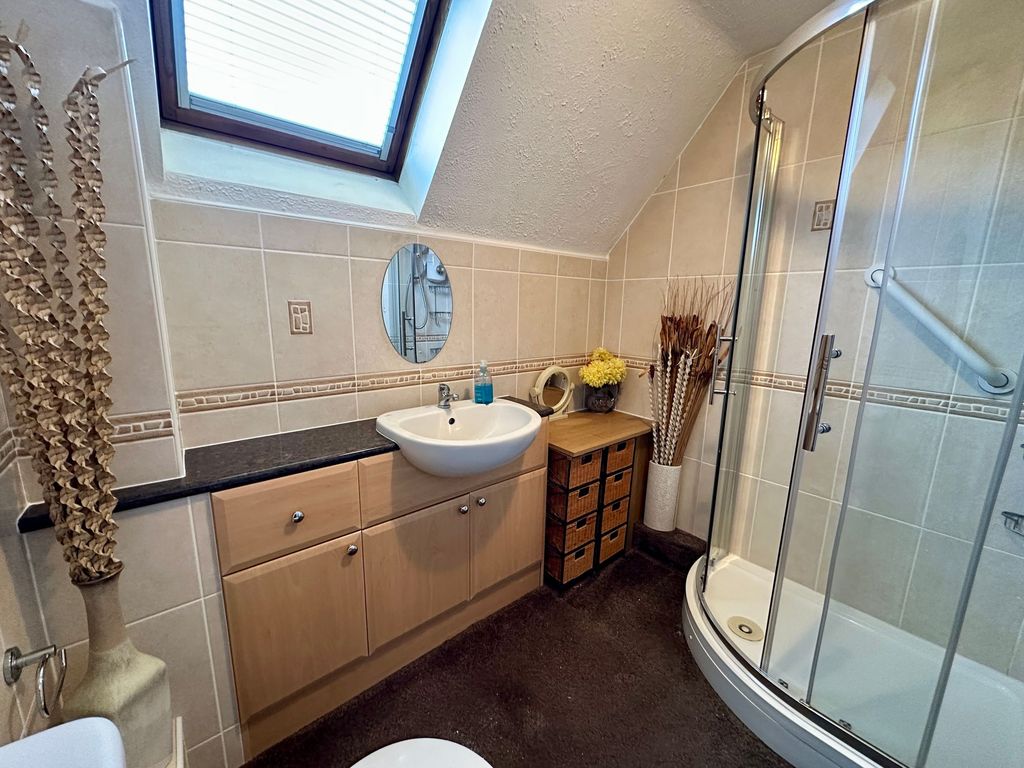 Property photo 3 of 11 Bathroom