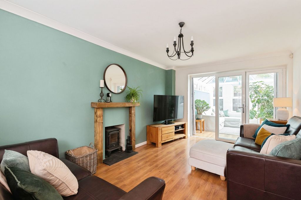 Property photo 3 of 22 Lounge