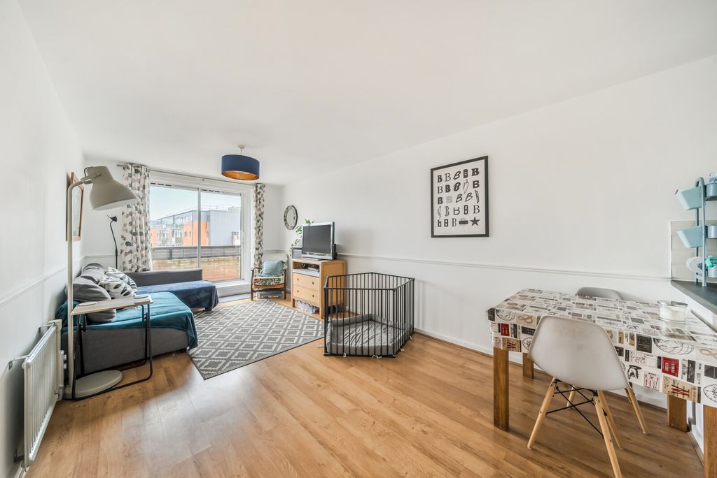 Property photo 1 of 15 Sitting/Dining Room