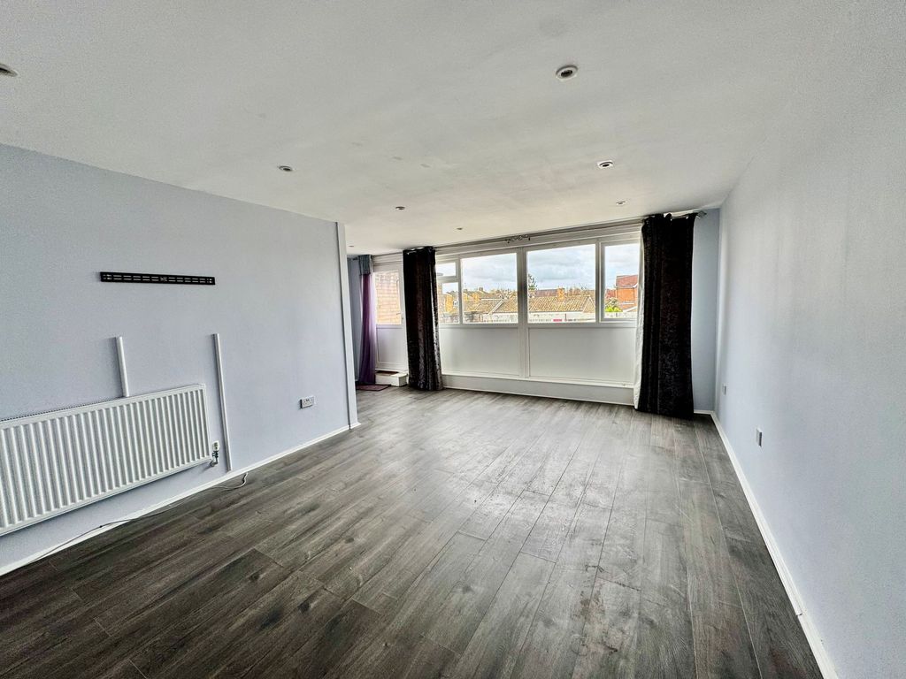 Property photo 1 of 15 Lounge
