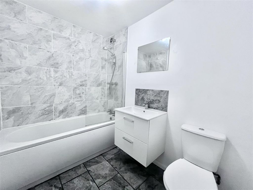 Property photo 1 of 10 Bathroom