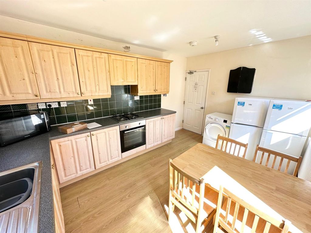 Property photo 3 of 17 Kitc.Jpg