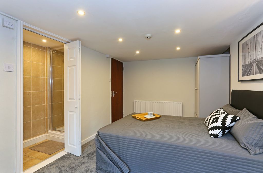 Property photo 1 of 17 Spacious And Well-Maintained Master Bedroom Featur...