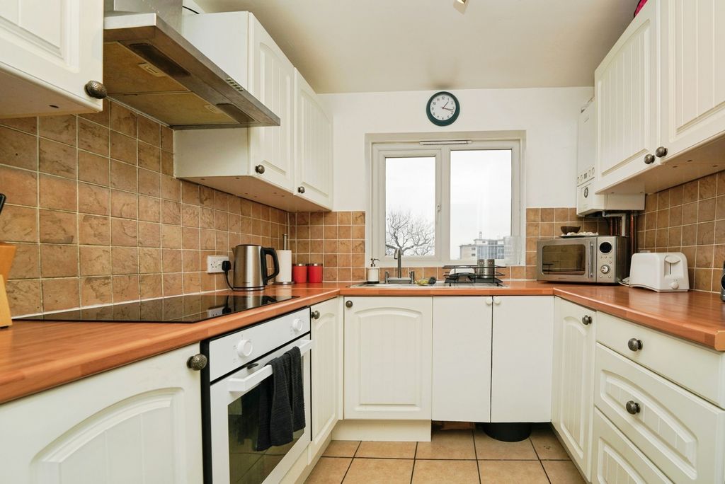 Property photo 2 of 10 Kitchen