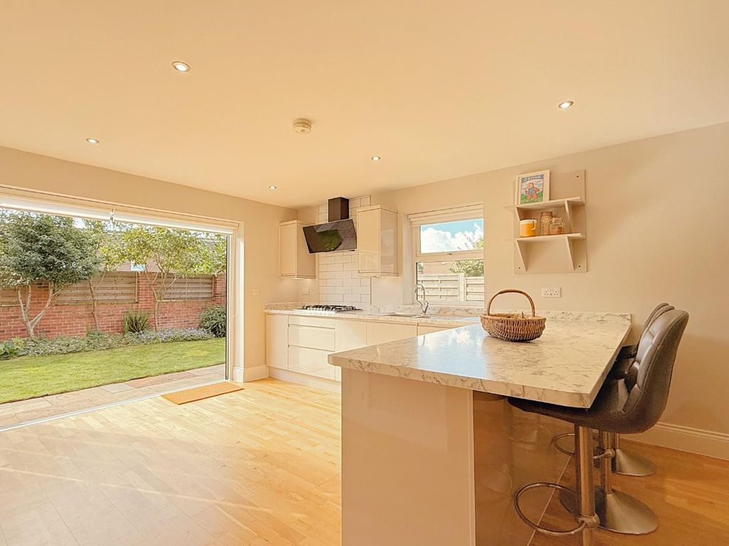 Property photo 3 of 31 Dining Kitchen