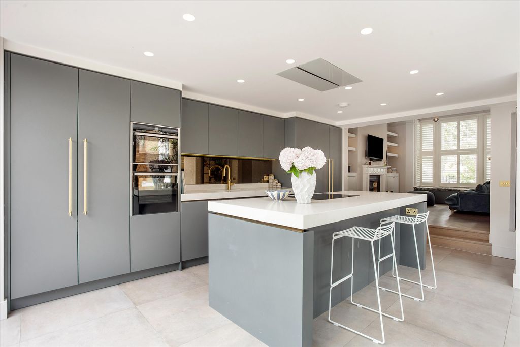 Property photo 3 of 18 Image