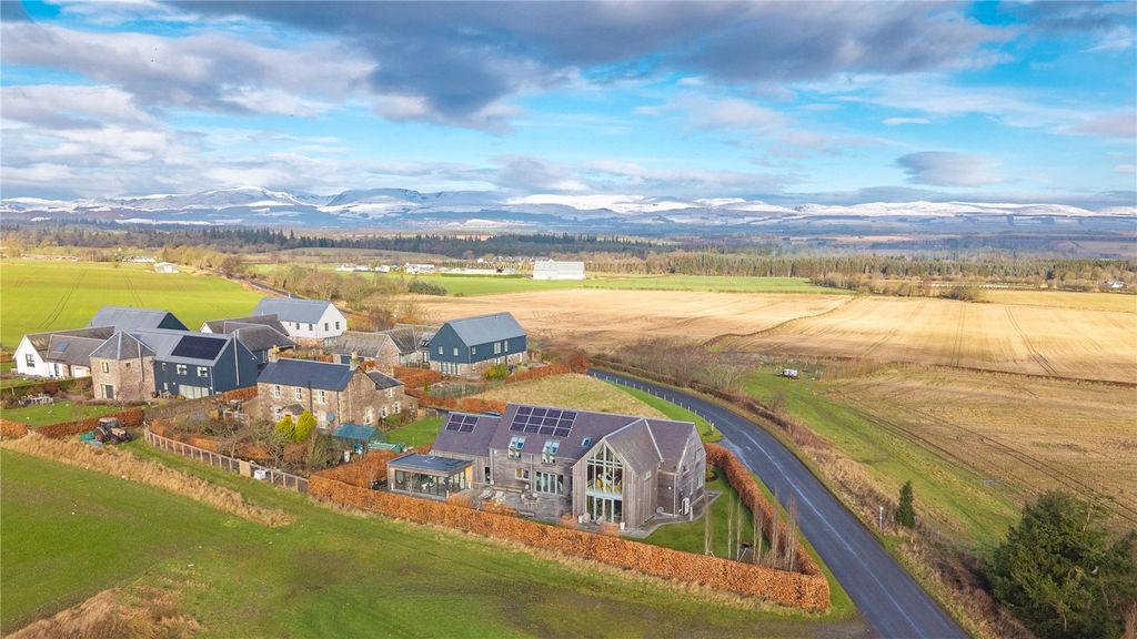 Property photo 2 of 27 Easthill Farm