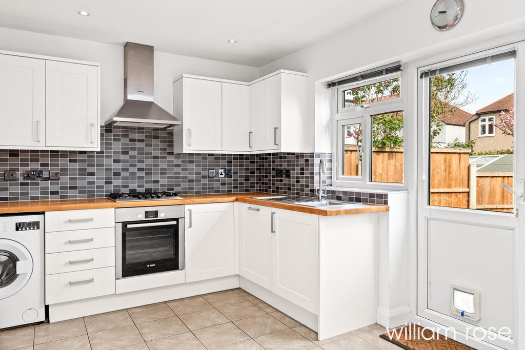 Property photo 2 of 21 Fairway_11.Jpg