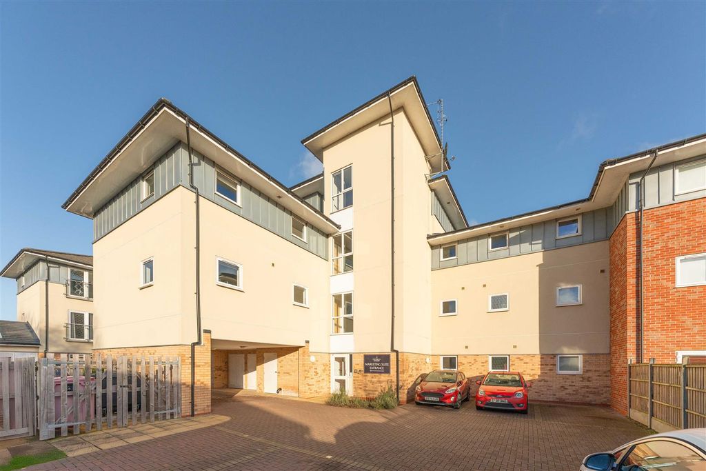 Property photo 1 of 17 Tatler Close - Creative House Studio 01573.Jpg