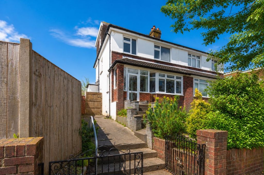 Property photo 1 of 32