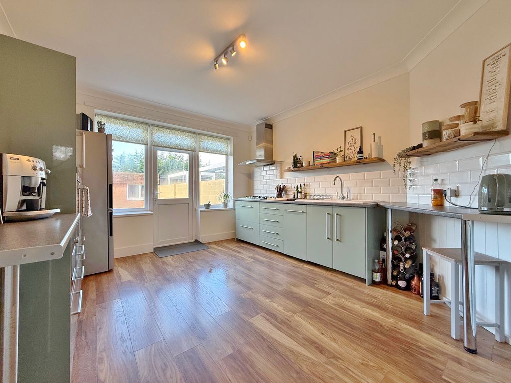 Property photo 2 of 28