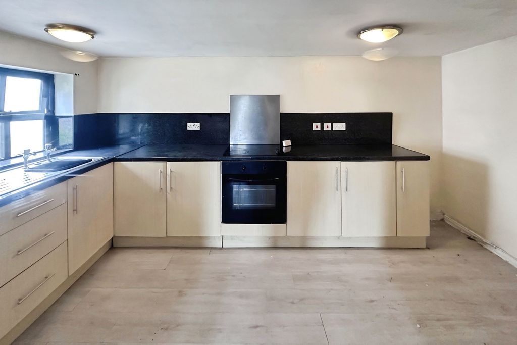 Property photo 3 of 11 Kitchen