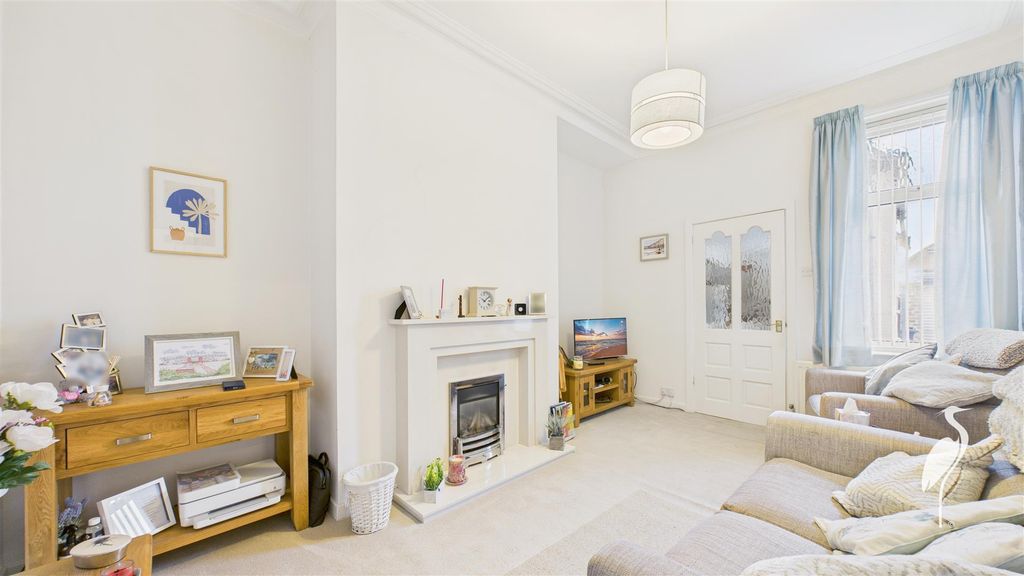 Property photo 2 of 13 Lounge