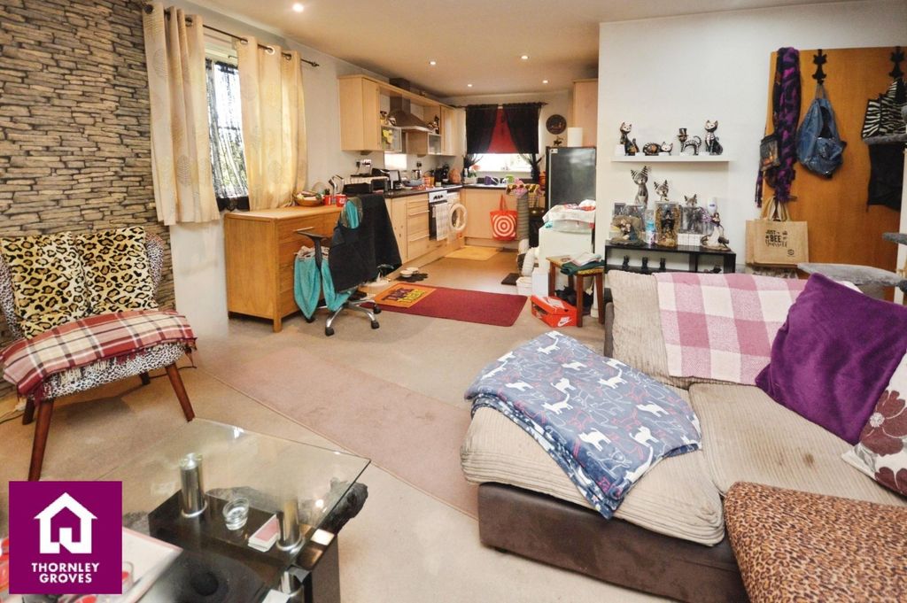 Property photo 3 of 7 Lounge