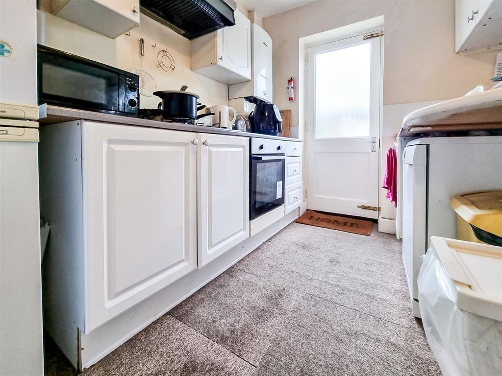 Property photo 3 of 8 Kitchen