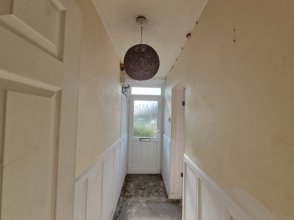 Property photo 3 of 11 Entrance Hallway