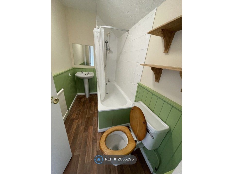 Property photo 3 of 7 Shared Bathroom