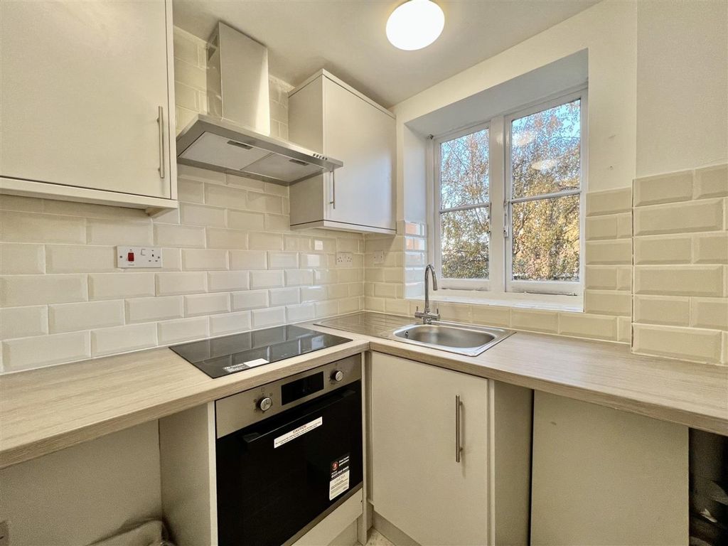 Property photo 2 of 8 2008302