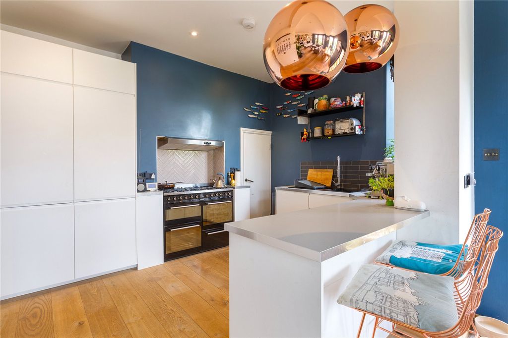 Property photo 3 of 10 Kitchen