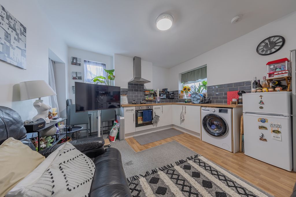 Property photo 3 of 130