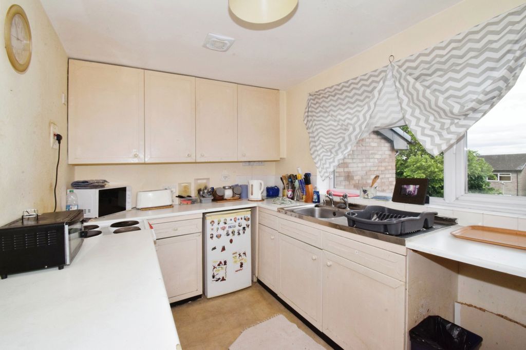 Property photo 3 of 17 Kitchen