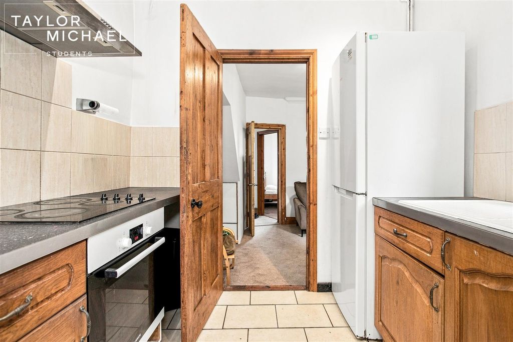 Property photo 3 of 20 Kitchen