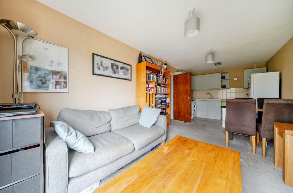 Property photo 3 of 11 Lounge1