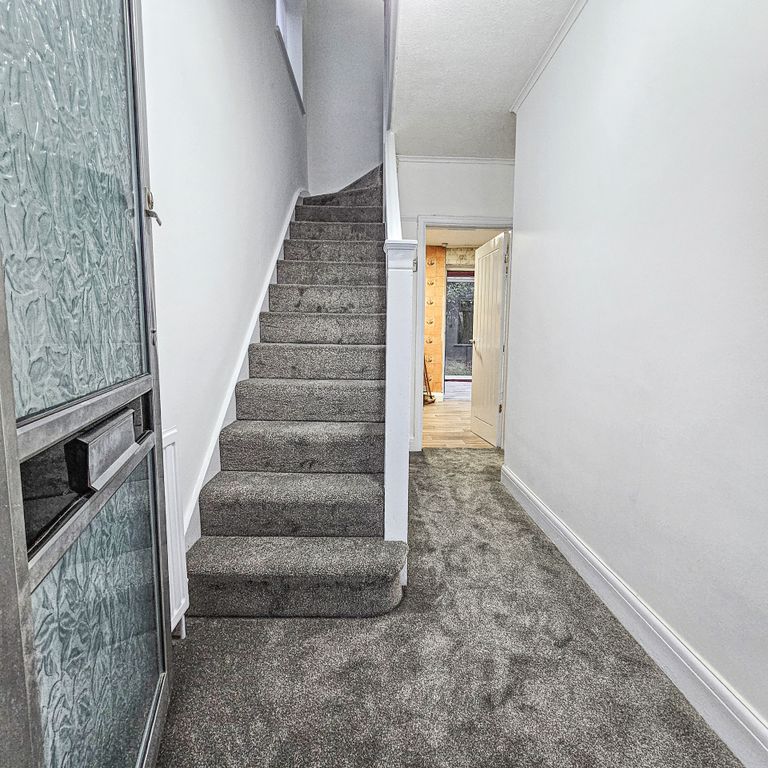 Property photo 3 of 17 Entrance Hallway