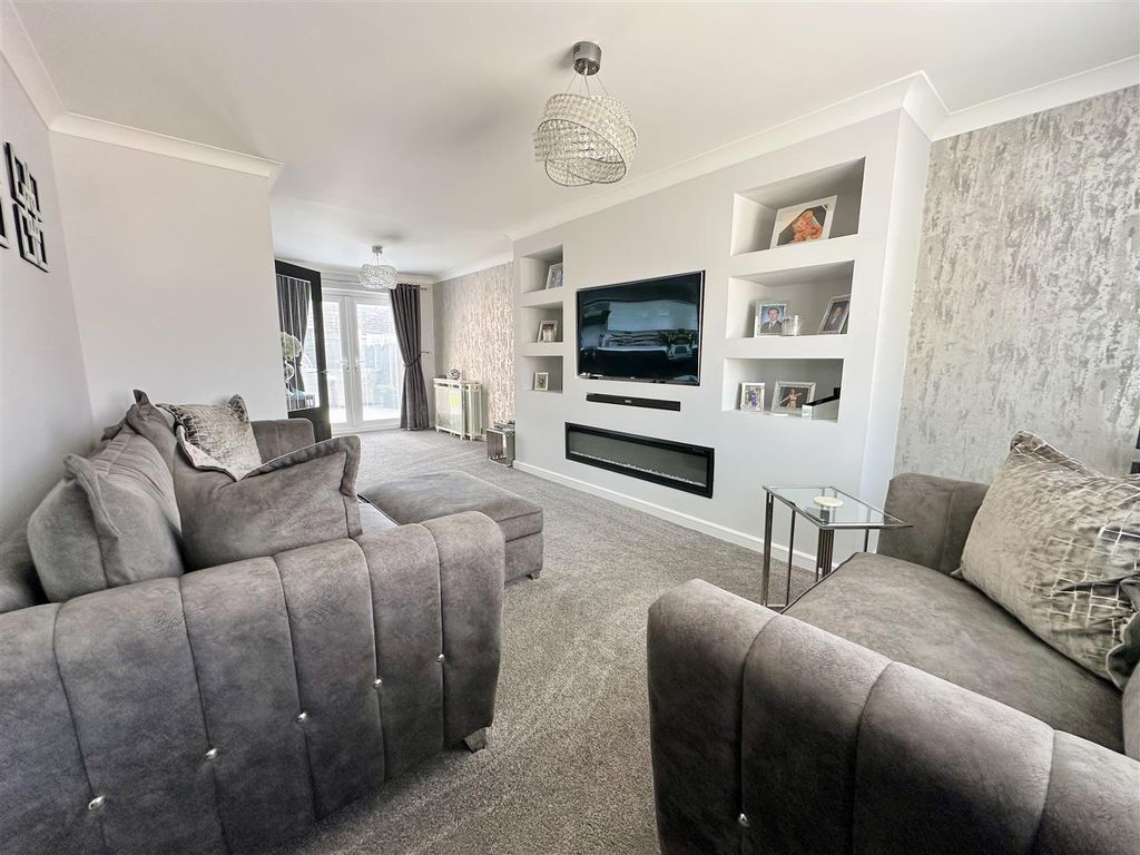 Property photo 2 of 24 Lounge